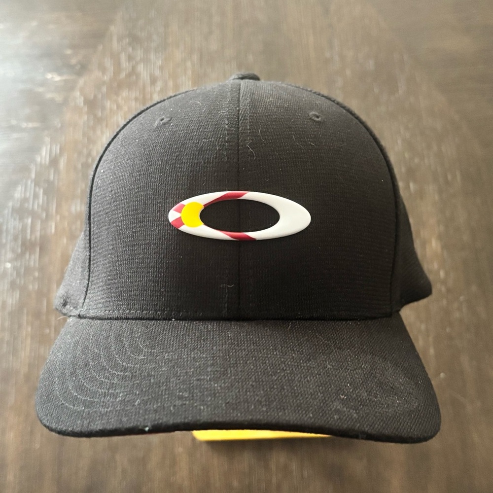 NWOT Oakley Florida Flexfit Hat Black S/M State Flag Under Brim - Picture 1 of 4